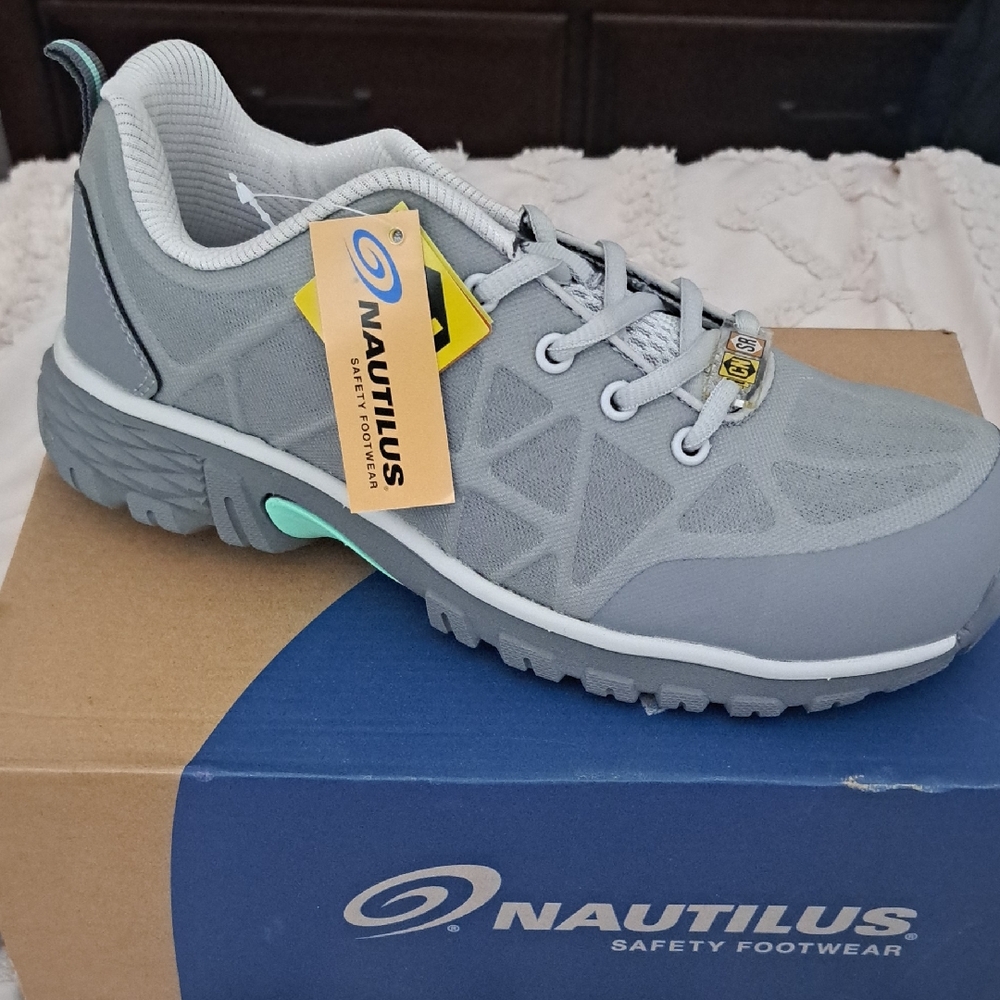 Nautilus Women's Spark Oxford Fashion Work Boot Grey Carbon 9 Wide